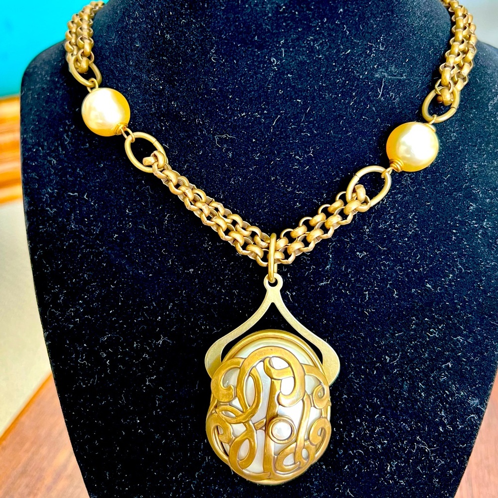 Jan Michaels San Francisco Large Ornate Gold / Brass Pendant Chain Necklace EUC